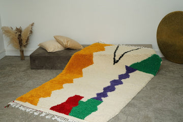 Ajoutez une touche de couleur à votre intérieur avec Oultem, le tapis au design unique. Les motifs colorés sur un fond beige clair apportent une ambiance chaleureuse à votre espace. Ajoutez de la vie et de la personnalité à votre décoration grâce à Oultem. Taille : 220*135 cm