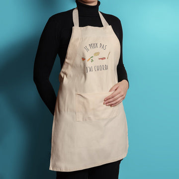 Prenez-vous pour un chef avec ce tablier fait main 100% made in Algeria.
Vous avez toujours rêvé de préparer la hrira de l’ouest algérien, la seule, la vraie ?
Affichez vos ambitions culinaires avec ce délicieux et séduisant tablier !
Dimensions : 73 cm x 54 cm. Poche extérieure. Bride-ceinture coulissante. Coton majoritaire. Poids : 120g. Produit fabriqué en Algérie.