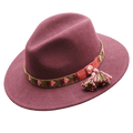 Découvrez l'élégance intemporelle avec ce chapeau en feutre bordeaux, inspiré du style berbère. Conçu pour allier confort et sophistication, ce chapeau incarne l'artisanat traditionnel et l'héritage culturel des Berbères. Parfait pour ceux qui recherchent un accessoire qui raconte une histoire tout en ajoutant une touche de charme et d'originalité à leur tenue.