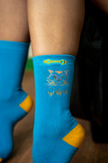 Mettez une touche ludique à vos pieds avec ces chaussettes unisexes ornées du motif d'un chat collé sur le dessus. Parfaites pour les amoureux des chats et des designs originaux, ces chaussettes allient confort et fantaisie.