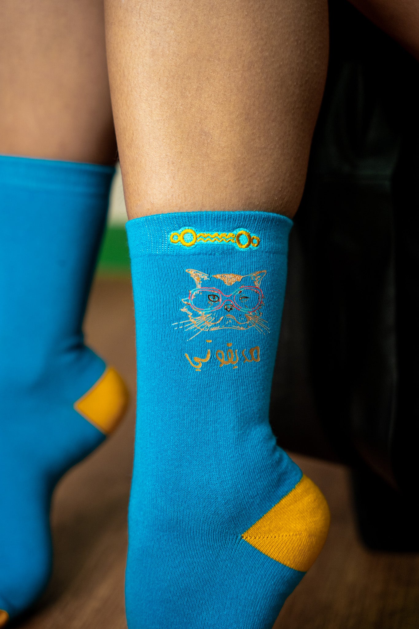 Mettez une touche ludique à vos pieds avec ces chaussettes unisexes ornées du motif d'un chat collé sur le dessus. Parfaites pour les amoureux des chats et des designs originaux, ces chaussettes allient confort et fantaisie.