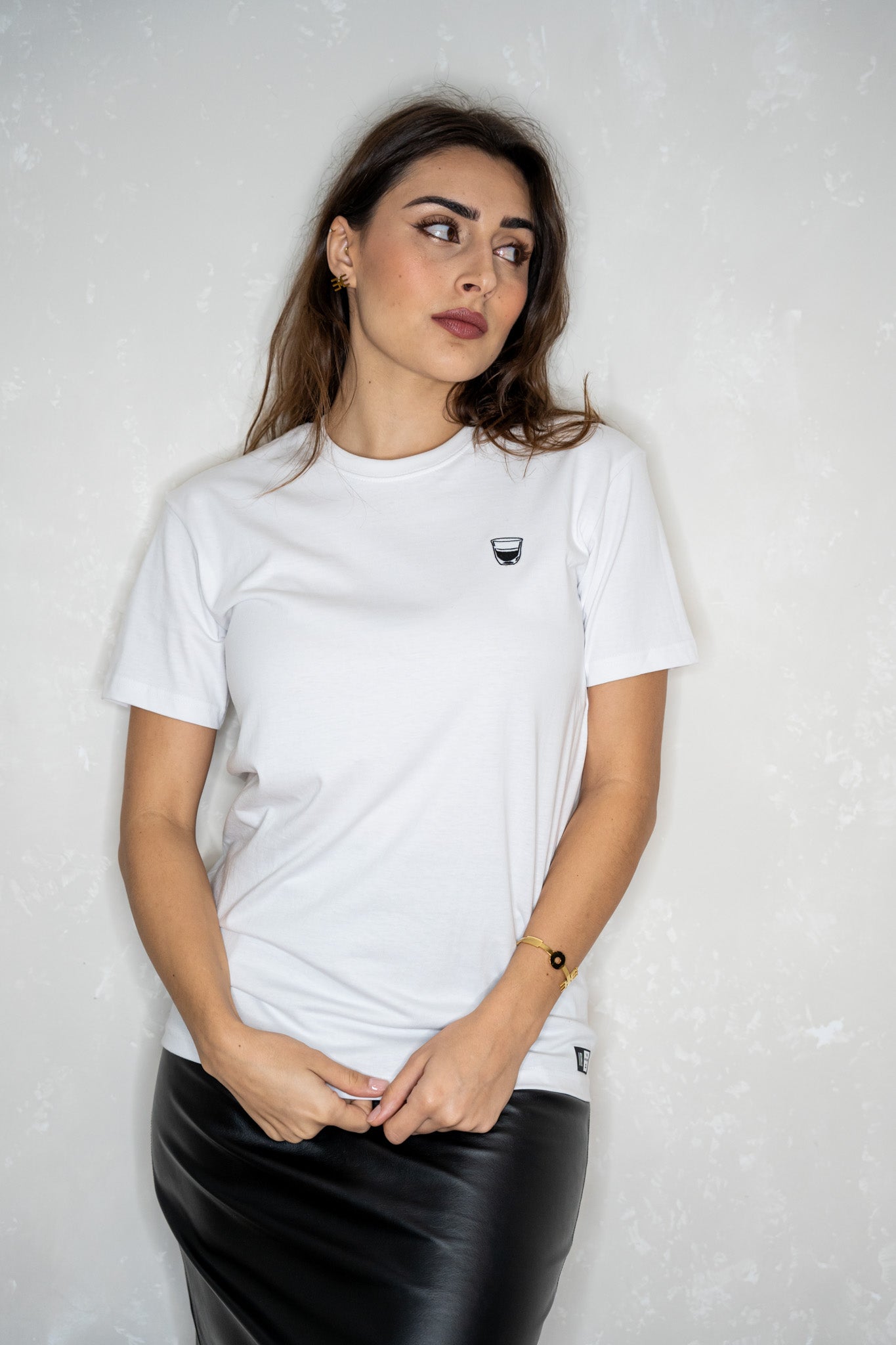 Optez pour un look décontracté et tendance avec ce t-shirt en coton agrémenté d'un patch. Parfait pour ajouter une touche d'originalité à votre tenue quotidienne, ce t-shirt combine confort et style avec son design moderne et ses détails uniques.