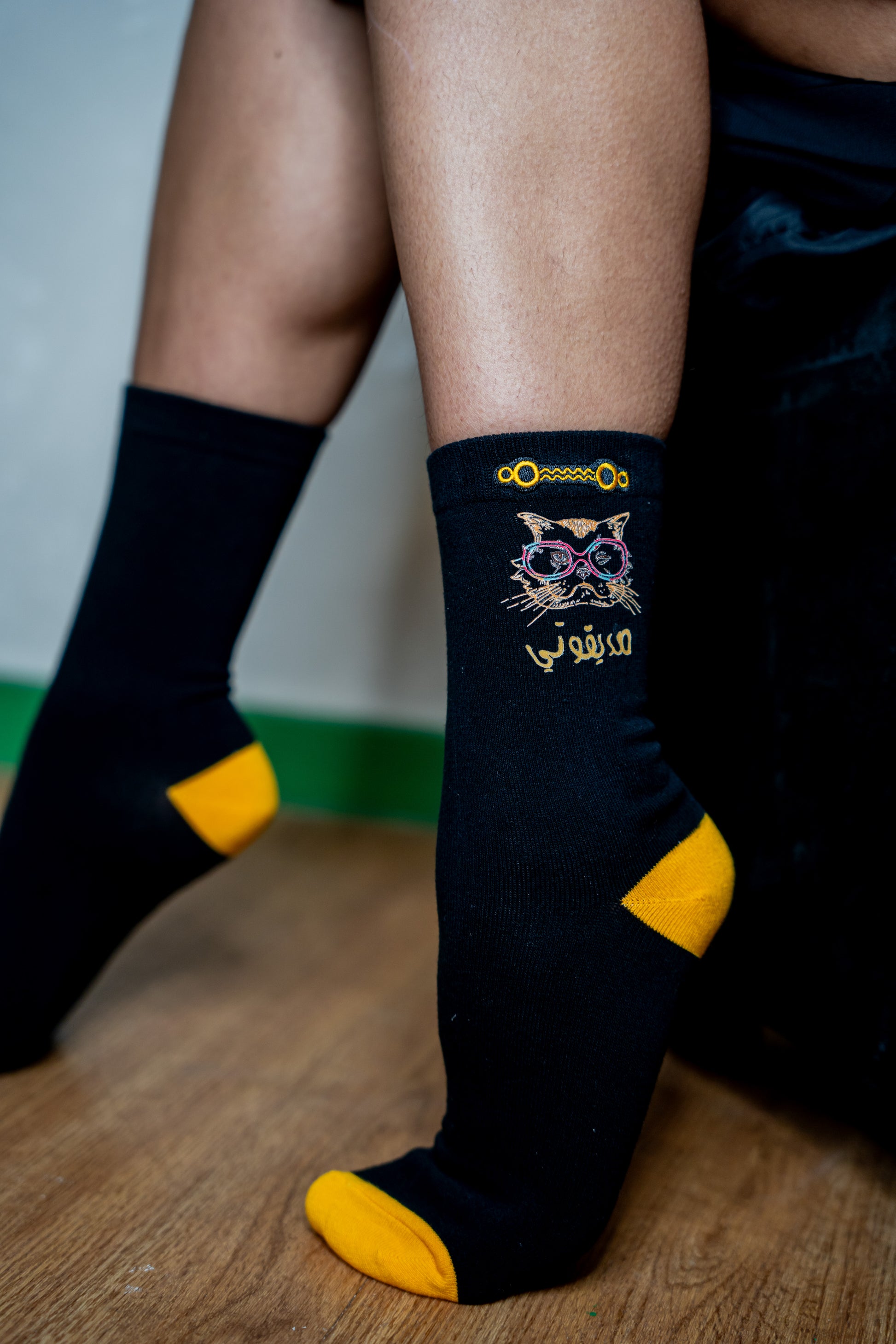 Mettez une touche ludique à vos pieds avec ces chaussettes unisexes ornées du motif d'un chat collé sur le dessus. Parfaites pour les amoureux des chats et des designs originaux, ces chaussettes allient confort et fantaisie.