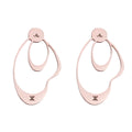 Nos boucles d'oreilles en acier couleur or rose apportent une touche d'élégance et de modernité à votre style. Fabriquées avec soin, elles sont parfaites pour sublimer toutes vos tenues avec leur éclat raffiné.