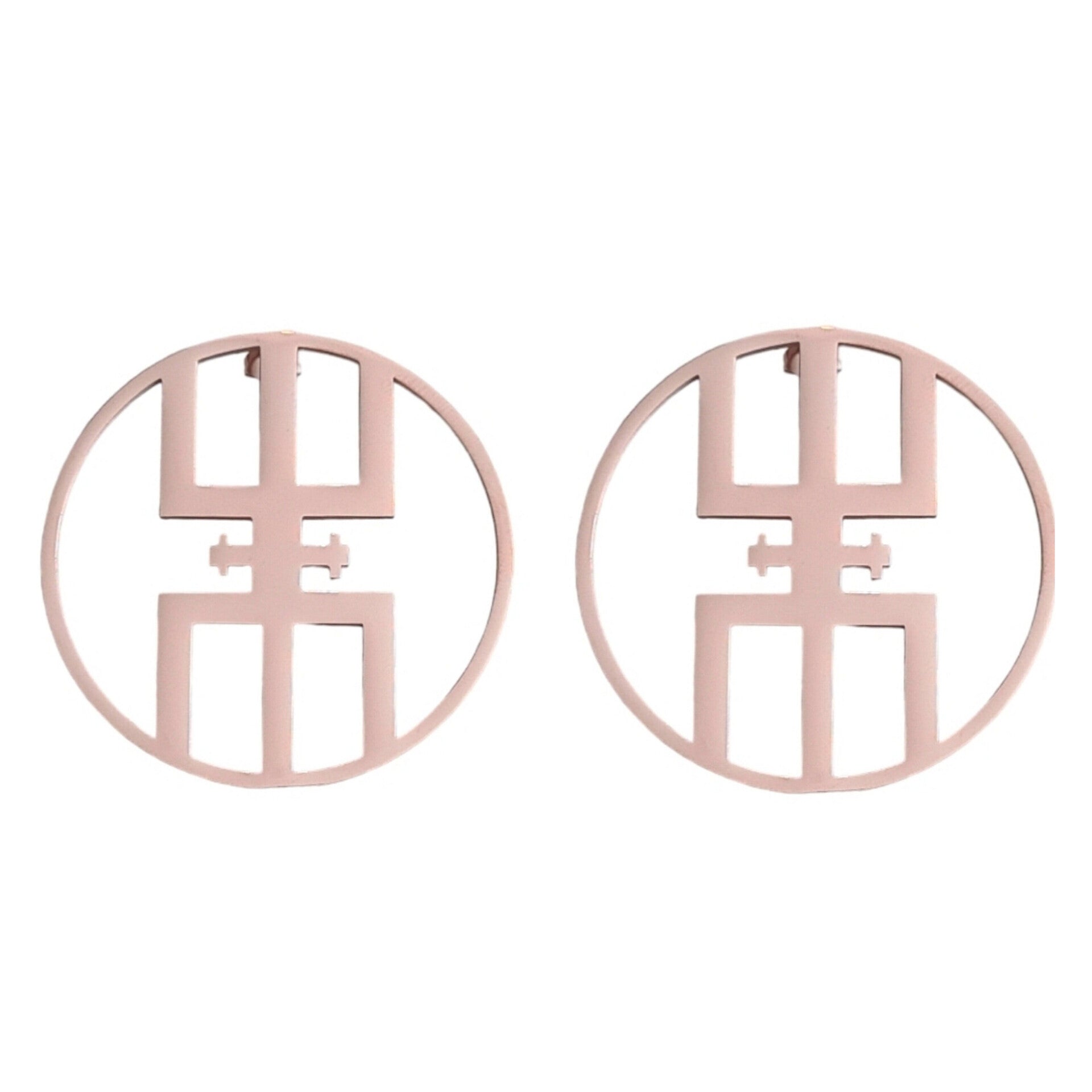 Nos boucles d'oreilles en acier couleur or rose apportent une touche d'élégance et de modernité à votre style. Fabriquées avec soin, elles sont parfaites pour sublimer toutes vos tenues avec leur éclat raffiné.