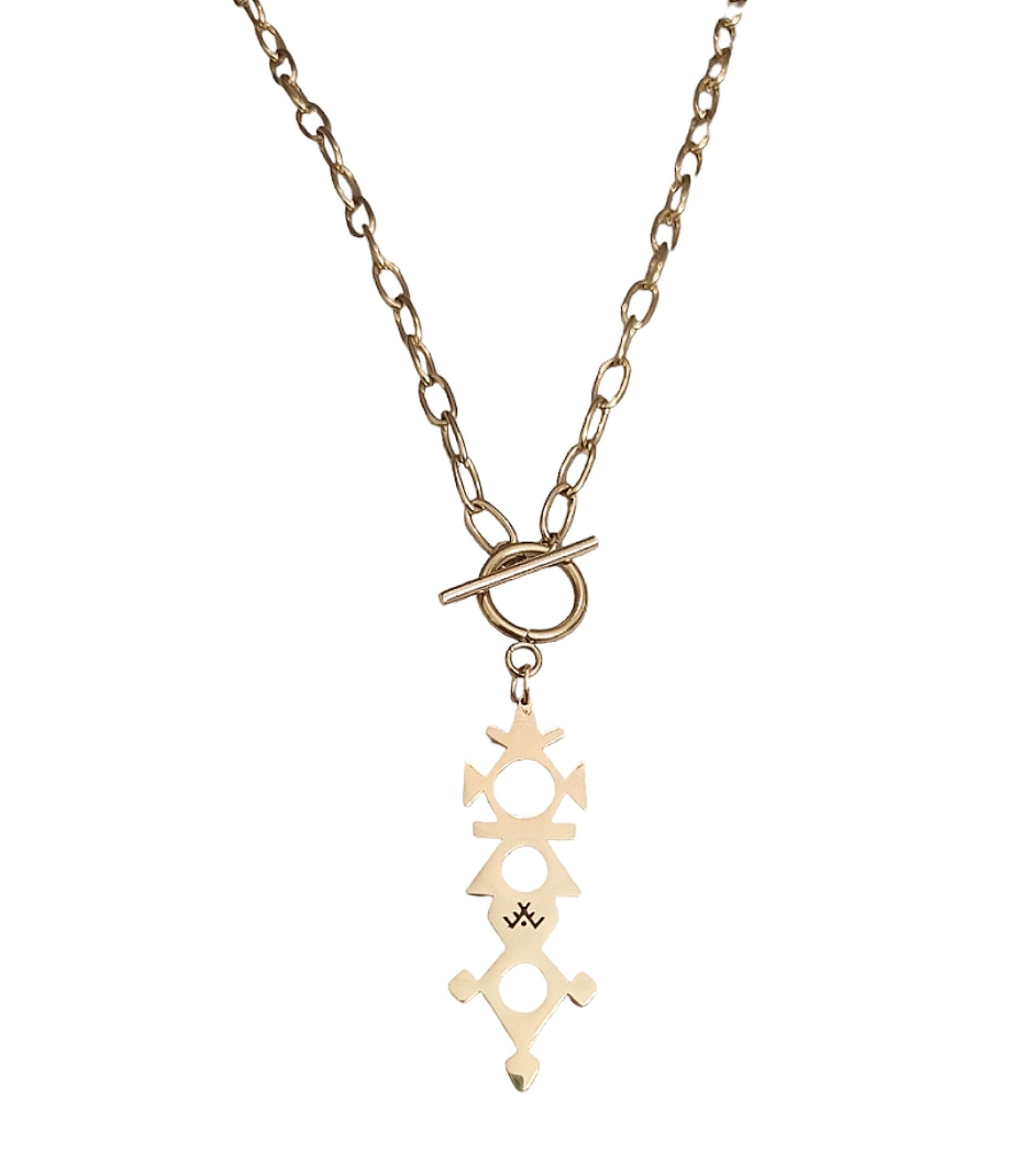 Notre collier en acier en or rose allie élégance et modernité pour sublimer votre style. Conçu avec soin, ce bijou apporte une touche sophistiquée et contemporaine à toutes vos tenues.