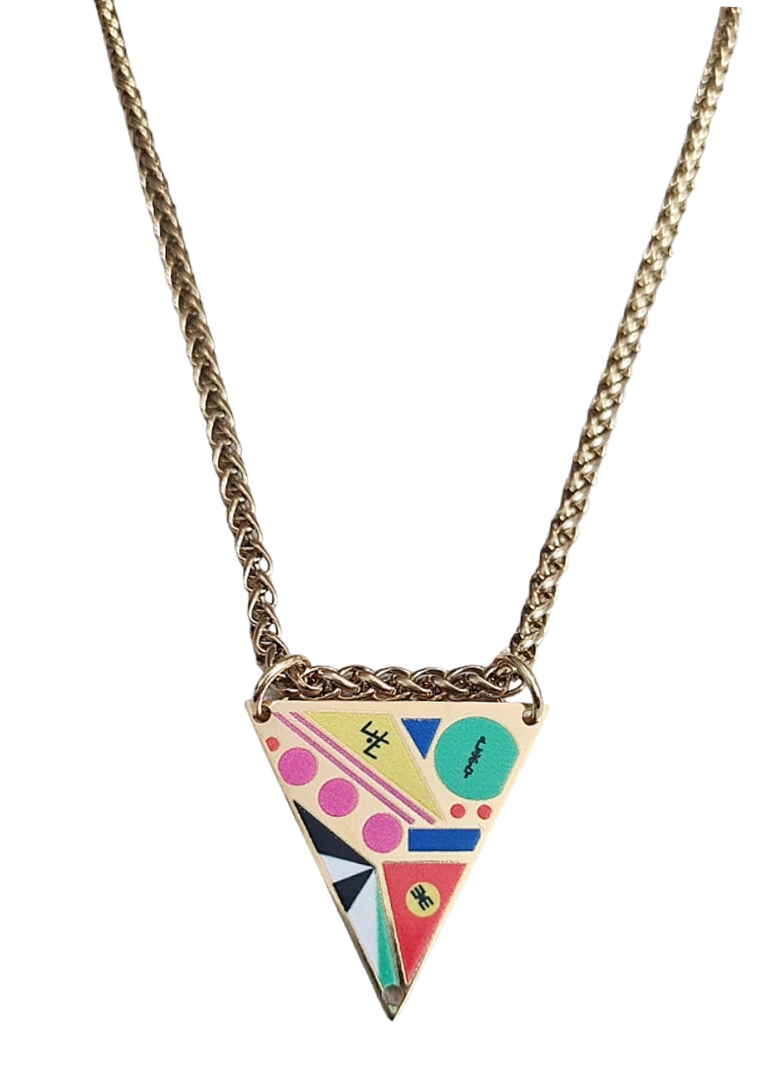 Notre collier en acier inoxydable couleur or rose avec des motifs colorés est conçu pour ceux qui cherchent à exprimer leur style unique avec une touche de sophistication. Ce bijou se distingue par son design vibrant et moderne.