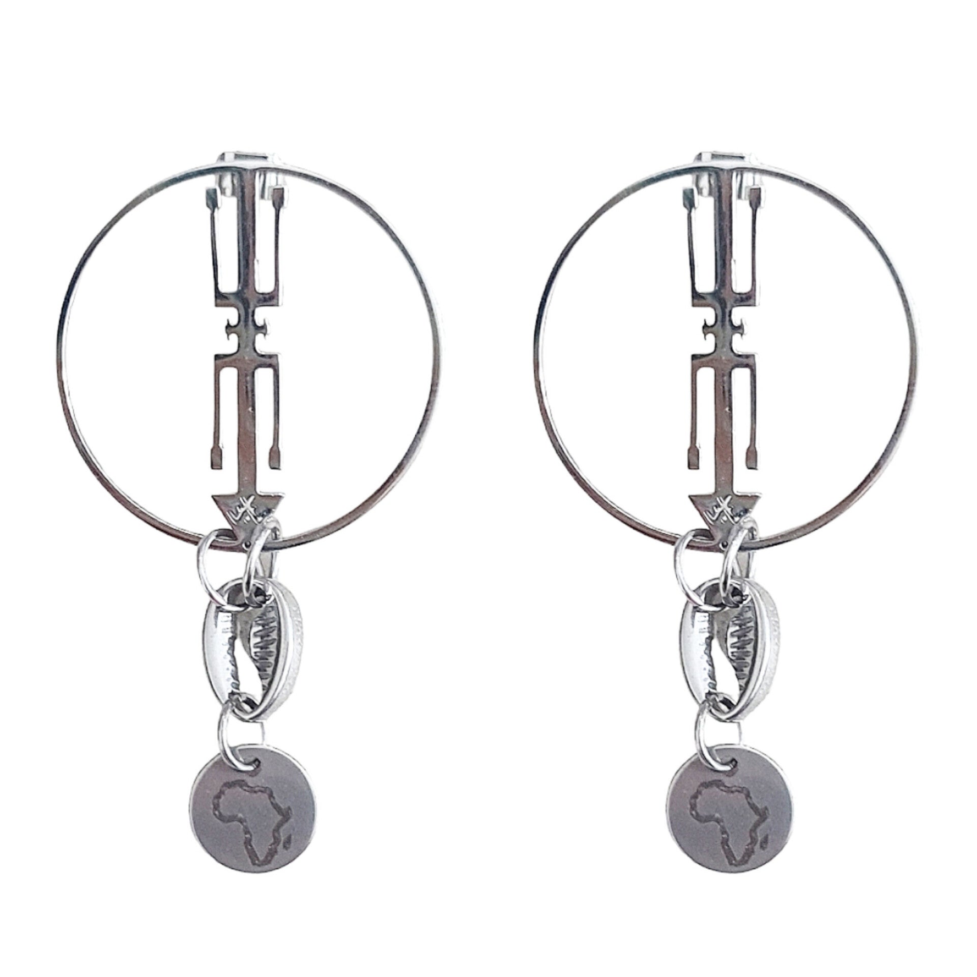 Nos boucles d'oreilles en acier inoxydable couleur argenté combinent modernité et durabilité, parfaites pour ajouter une touche élégante et contemporaine à votre style. Conçues pour durer, elles sont idéales pour un usage quotidien et résistent à l'usure du temps.