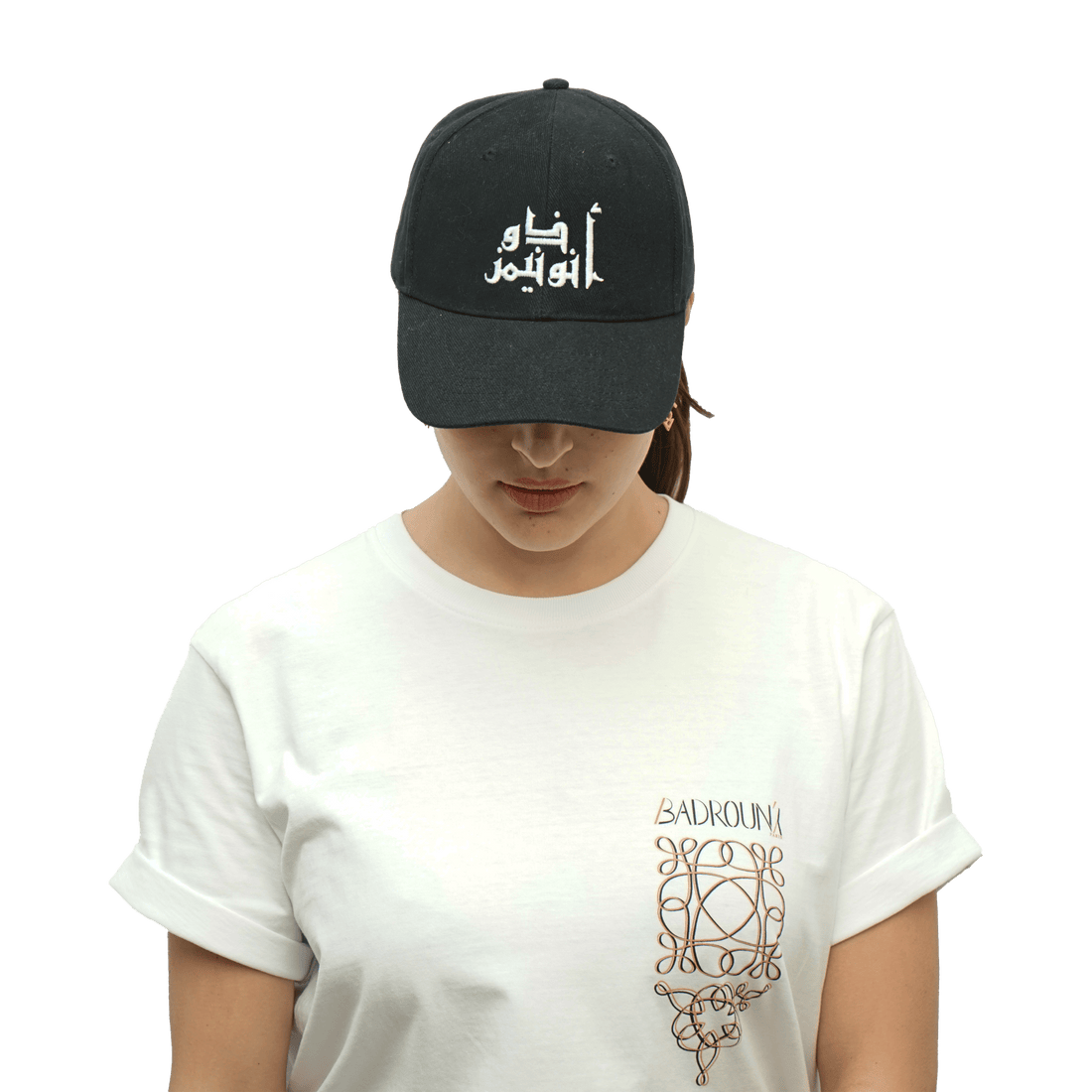 Découvrez notre casquette noir Oriental avec des écritures en arabe brodé sur le dessus. Un accessoire unique qui apportera une touche d'originalité à votre style.