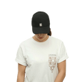 Optez pour un look classique et polyvalent avec cette casquette de type baseball noire. Parfaite pour compléter n'importe quelle tenue décontractée, cette casquette allie confort et style intemporel. Idéale pour une utilisation quotidienne, elle est l'accessoire incontournable pour un look simple et élégant.