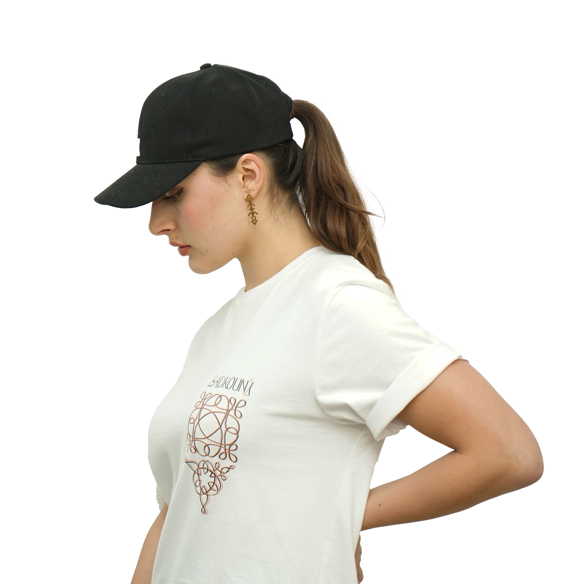 Optez pour un look classique et polyvalent avec cette casquette de type baseball noire. Parfaite pour compléter n'importe quelle tenue décontractée, cette casquette allie confort et style intemporel. Idéale pour une utilisation quotidienne, elle est l'accessoire incontournable pour un look simple et élégant.