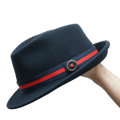 Optez pour l'élégance intemporelle avec ce chapeau en feutre noir orné d'une passementerie délicate. Parfait pour les occasions spéciales ou pour ajouter une touche de sophistication à votre tenue quotidienne. Son design raffiné et ses détails soignés en font un accessoire essentiel pour ceux qui recherchent style et distinction.