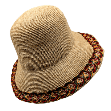 Ajoutez une touche naturelle à votre style avec ce chapeau en raphia. Léger et respirant, parfait pour les journées ensoleillées et les escapades estivales. Son design tressé offre une allure décontractée et élégante, idéale pour compléter votre tenue avec une touche bohème et chic.