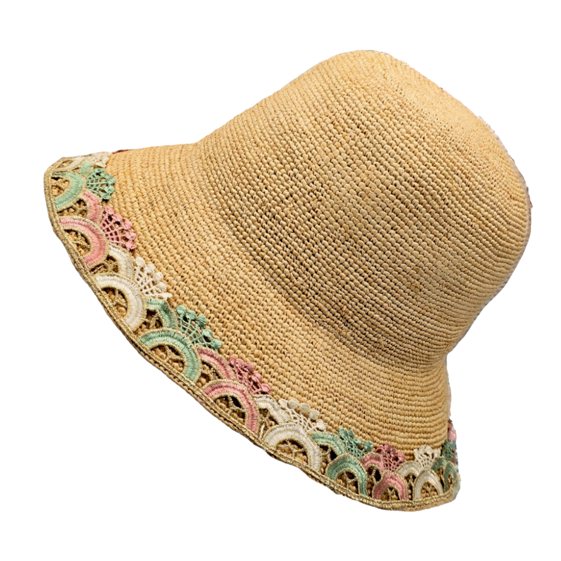 Ce chapeau en raphia naturel est doté d'un cordon à l'entrée de tête, vous permettant d'ajuster parfaitement sa taille. Idéal pour un confort personnalisé et un style décontracté, il est parfait pour les journées ensoleillées et les escapades estivales.