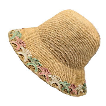 Ce chapeau en raphia naturel est doté d'un cordon à l'entrée de tête, vous permettant d'ajuster parfaitement sa taille. Idéal pour un confort personnalisé et un style décontracté, il est parfait pour les journées ensoleillées et les escapades estivales.